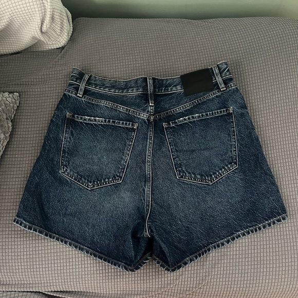 Express Shorts - Picture 2 of 3